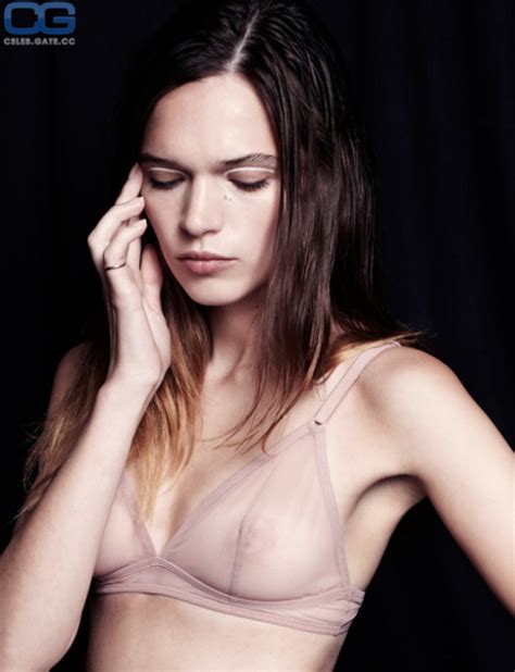 Anna Brewster Nackt Nacktbilder Playboy Nacktfotos Fakes Oben Ohne