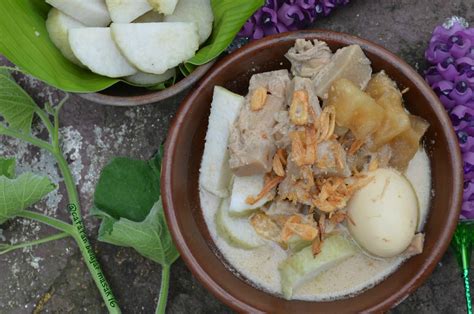 Salah satu jenis makanan nusantara. Lontong Sayur Nangka Plus-Plus | Catatan Belajar Masak