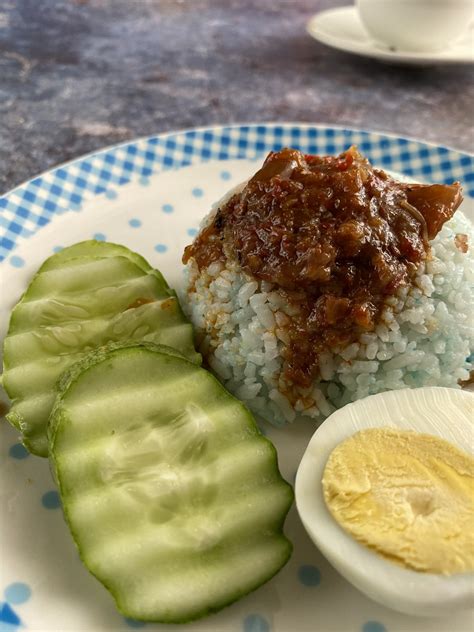 This is the best and most authentic a nasi lemak will not be authentic without the leaves and coconut milk. Koleksi 10 Resepi Nasi Lemak Sedap Dan Unik Paling Femes ...
