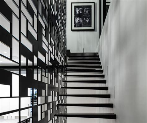 Rumah dengan desain minimalis ataupun sederhana hanya membutuhkan biaya mulai dari merancang, merawat, dan membangun yang murah dibandingkan rumah besar. Desain Tangga Rumah Minimalis Modern Dari Kayu Dan Besi