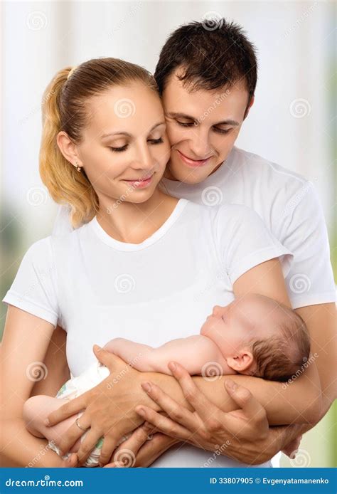 Familia Joven Feliz De Madre De Padre Y De Bebé Recién Nacido En Su A