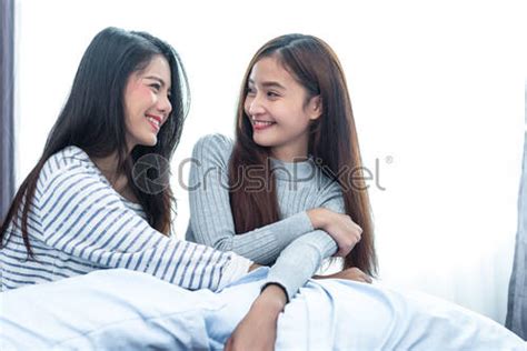 Zwei Asiatische Lesbische Frauen Suchen Zusammen Im Schlafzimmer Paar