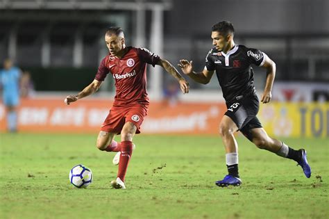 Enquanto o vasco tinha muita dificuldade em chegar ao ataque, o internacional permanecia com a vocação ofensiva. Veja fotos de Vasco x Inter em São Januário - Gazeta Esportiva