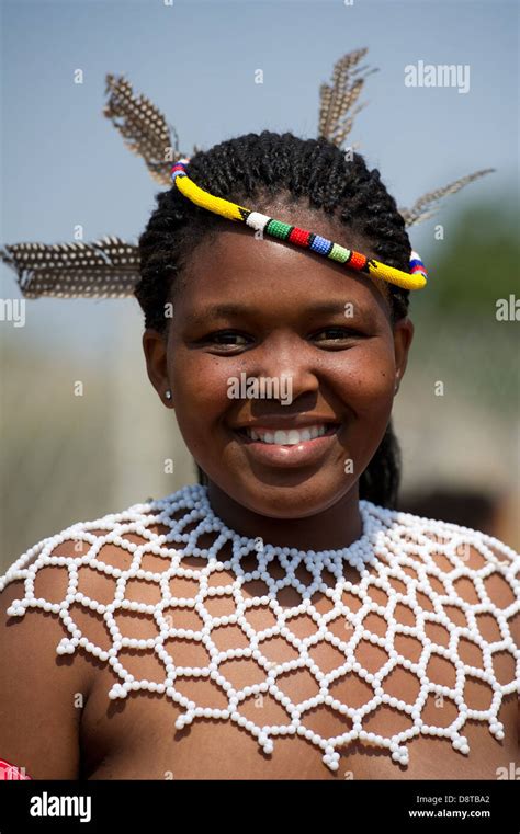 zulu jungfrau zulu reed dance im enyokeni palace nongoma südafrika stockfotografie alamy
