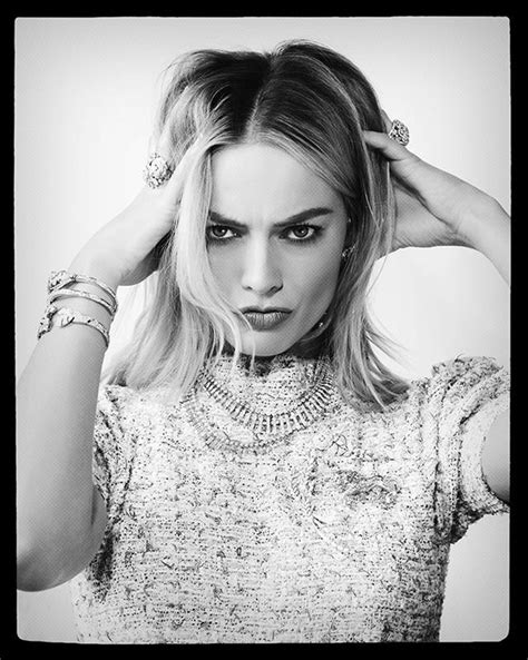 Margot Robbie Pose