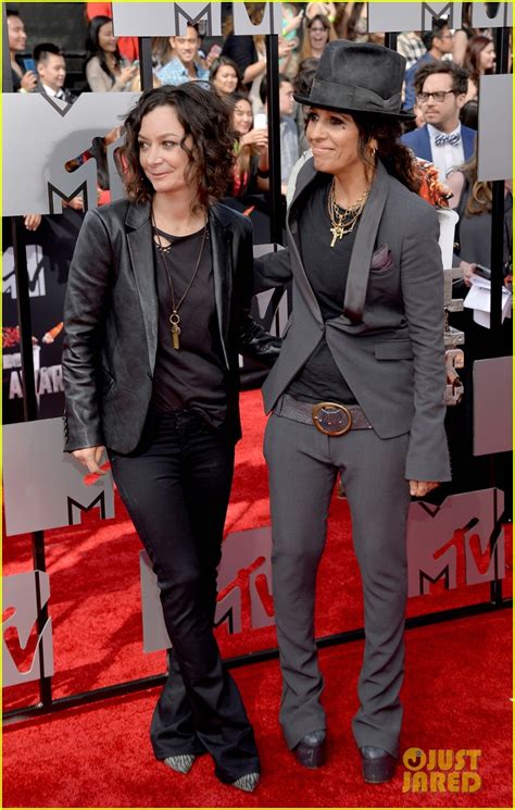 Sara Gilbert And Linda Perry Step Out As Married Couple At Mtv Movie Awards 2014 Photo 3091047