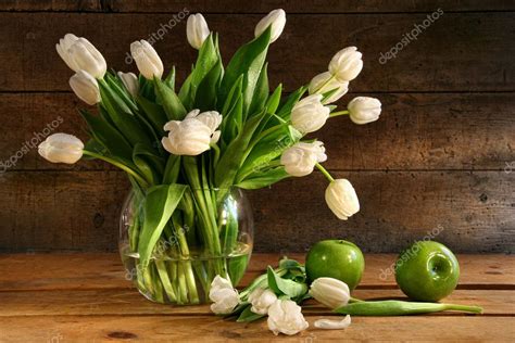 White Tulips In Glass Vase On Rustic Wood — Stock Photo 3389919