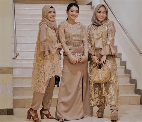 Nuansa kekinian semakin terasa jelas lewat handprint batik set ini. Model Baju Gaun Kekinian / Kebaya Pesta Modern Model Baju Pesta Kebaya Muslim Gaun Pesta Gaun ...