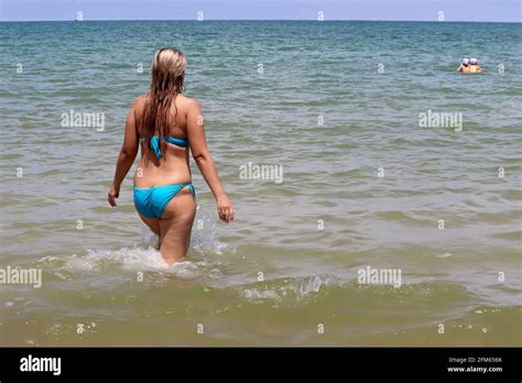Vacaciones de playa en verano concepto de natación Mujer rubia con pelo largo en bikini azul