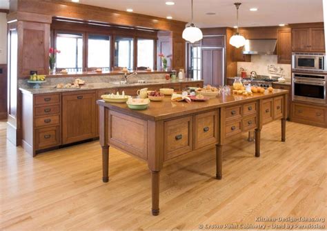 Kitchen paint colors with oak cabinets combination is something you must consider thoughtfully to create a fabulous interior design. Pictures of Kitchens - Traditional - Light Wood Kitchen Cabinets (Kitchen #124)