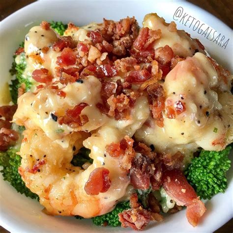 Easy creamy shrimp and broccoli pasta. Literally one of my favorite things to eat. 🦐 Shrimp alfredo over a bed of broccoli and topped ...