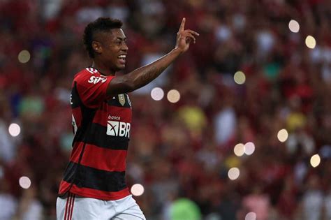 Bruno Henrique Volta Atr S Na Decis O Sobre Permanecer No Flamengo