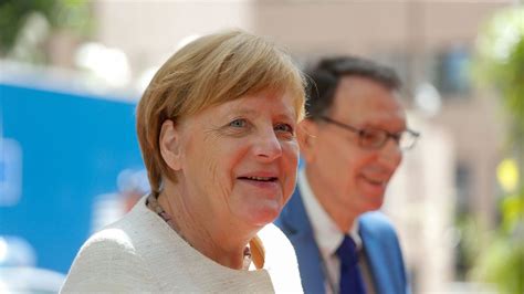 Angela merkel started the year as a lame duck. Schock für Angela Merkel: Auto rast in Tor des Kanzleramts!