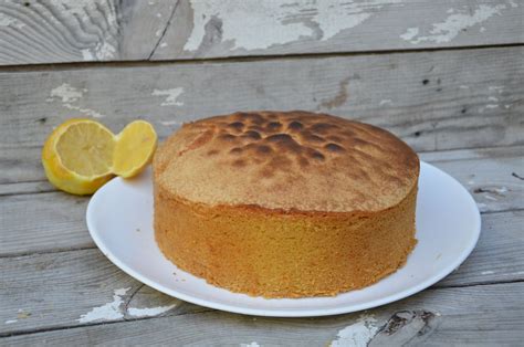 Un délicieux gâteau tout simple à servir nature avec une salade de