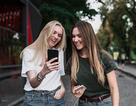 Belles Filles Prenant Un Selfie Avec T L Phone Photo Gratuite