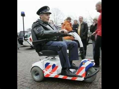 De politie in nederland (nationale politie) is een politiedienst, belast met het handhaven van de wetten van nederland, het bewaren van de openbare orde en het verlenen van hulp. politie nederland - YouTube