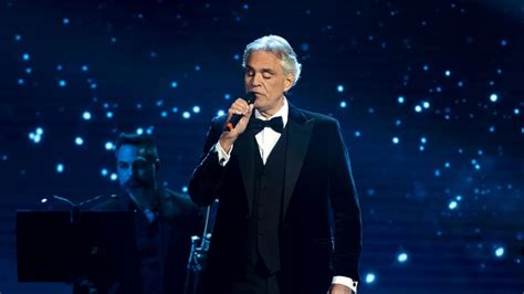 Andrea bocelli é um cantor do italy. Andrea Bocelli in concerto nel Duomo di Milano a Pasqua ...