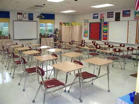 Don't use this desk arrangement for group work. 2010 Classroom--7th grade LA | Classroom seating ...