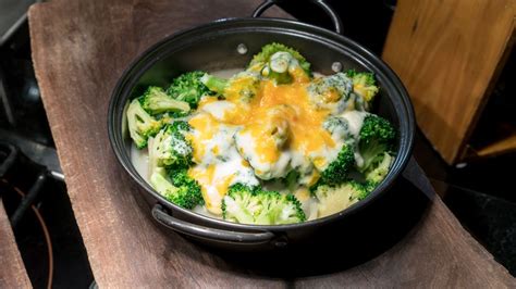 Este plato es de lo más flexible ya que puedes hornear todo tipo de verduras. Receta de Brócoli al horno con huevo y queso fácil de preparar