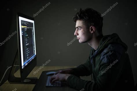 Joven Hacker En La Oscuridad Rompe El Acceso Para Robar Información E