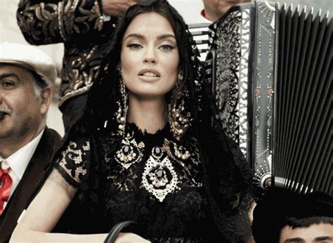 mónica belluci se transforma en una diosa barroca para dolce and gabbana