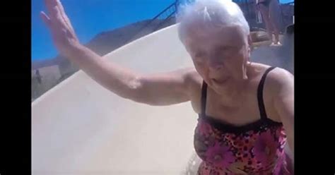 80 latka decyduje się zjechać z wodnej zjeżdżalni To zabawne nagranie