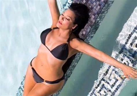 kris jenner flaunts body in bikini hollywood news india tv