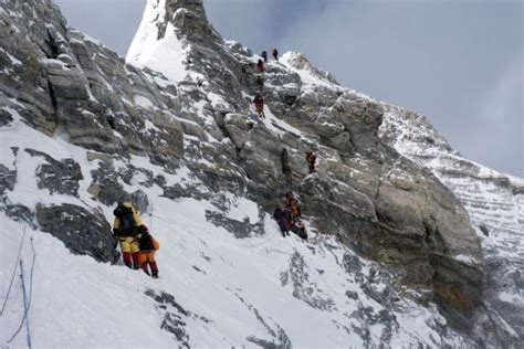 Nine Sherpas First To Climb Everest After Nepal Disasters Climbing