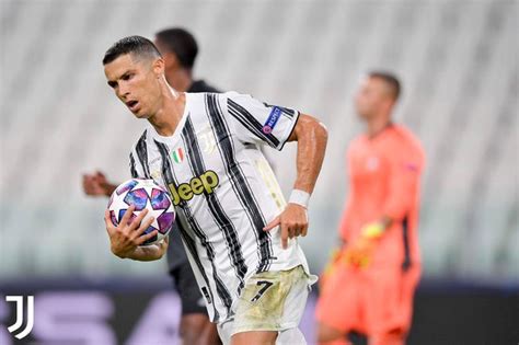 .كريستيانو رونالدو أن يواجه فريقه الأسبق مانشستر يونايتد الإنكليزي في دوري أبطال أوروبا لكرة القدم، بعدما أوقعت قرعة دور المجموعات في البطولة فريقه الجديد يوفنتوس. رسالة من كريستيانو رونالدو إلى يوفنتوس - بالجول