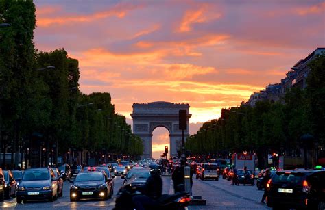 Crowded Street With Cars Along Arc De Triomphe · Free Stock Photo