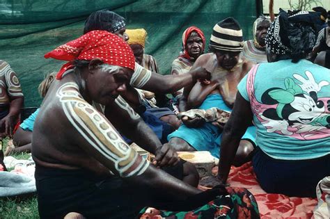 warlpiri women aboriginal dancing northern territory australia ozoutback