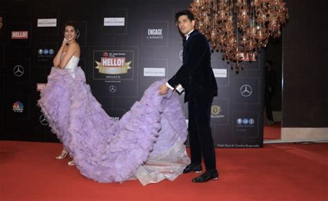 Sidharth Malhotra Tient La Robe De Kriti Sanon Pour Elle Sur Le Tapis Rouge Des Récompenses