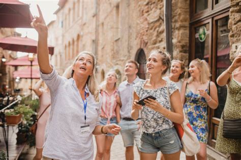 What Should You Expect From A Tour Guide? - Beroia Travel