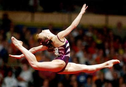 Los atletas realizan rutinas cortas en aparatos, con jueces que evalúan la dificultad y la precisión de cada actuación. Gimnasia Olimpica: Historia de la Gimnasia