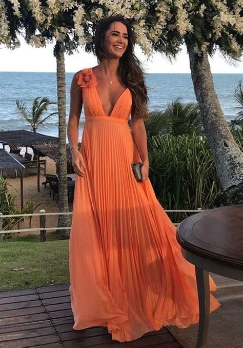 Fasciato in vita con cintura tono su tono. BRIDAL STYLE: L'ABITO DA SPOSA CON PLISSE' - La Fata ...