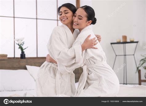 Positivo Lésbicas Casal Abraçando Cada Outros — Fotografias De Stock © Dmyrto Z 193016806