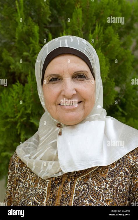 happy mature woman arab middle banque de photographies et d images à haute résolution alamy