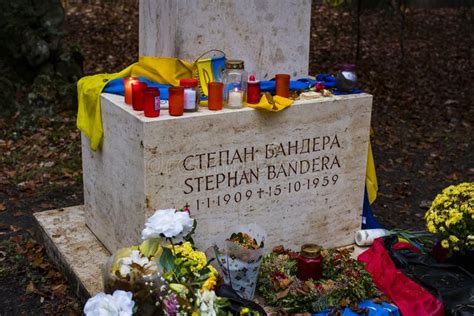 La Tombe De Stepan Bandera Du Lutteur Nationaliste Ukrainien Avec La