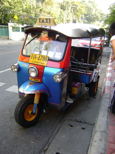 Tuk Tuk Tuk Tuk é Um Típico Transporte Da Tailândia Na Ve Flickr