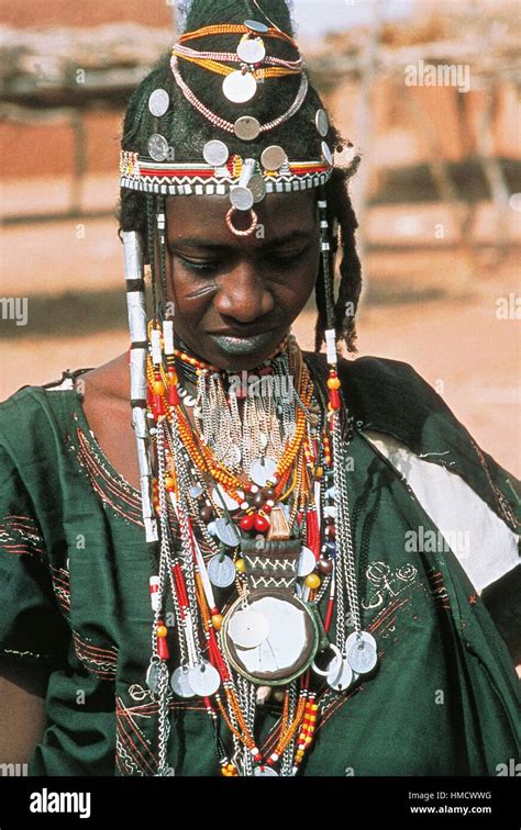 femme peul en costume traditionnel et portant des décorations traditionnelles de l oudalan le