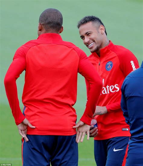 Neymar, absolut impresionat de evoluția lui mbappe. Kylian Mbappe trains with Neymar and Paris Saint-Germain
