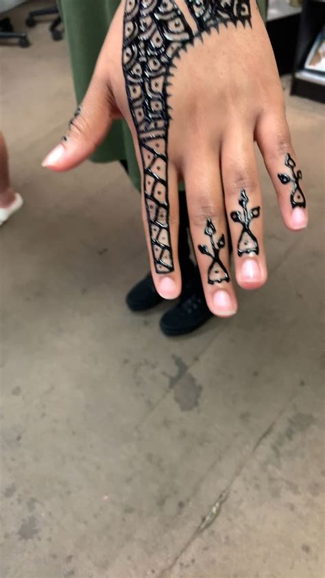 Egyptian T And Henna Tattoo Hand Tattoos Henna Tattoo Tattoos