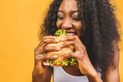 Premium Photo African American Woman Eating Hamburger