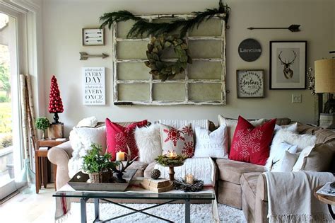 This christmas decor also looks great on a round or square dining table. Holiday Coffee Table: Pro Decor Tips - The Design Twins ...