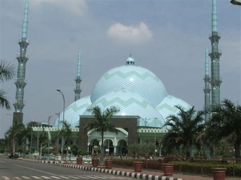 Masjid Raya Al Azhom Di Tangerang Indonesia Dengan Kubah Terbesar Di Dunia