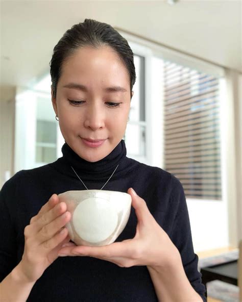 内田恭子さんのインスタグラム写真 内田恭子instagram 「朝歩いていたら、寒い寒い。ゆっくりお抹茶を頂きます。ほんわり温まります。 drinking maccha to