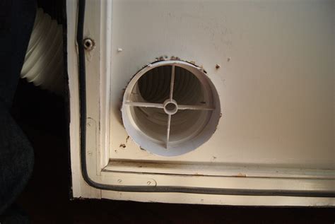 Air conditioning, must usually used while driving. Minhembio.com - Hemma hos novaland - AC i balkongdörr