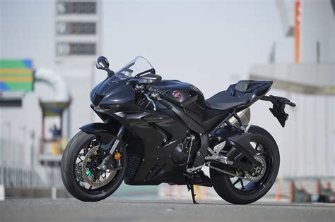 And it still offers honda's famous cbr refinement. Honda_CBR_1000_RR-R_Fireblade_statsmall_5236 - Actu Moto