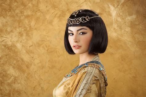 Красивая женщина как египетская царица клеопатра с чашкой Премиум Фото