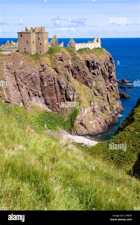 Dunnottar Castle On Cliff Overlooking Sea Hi Res Stock Photography And